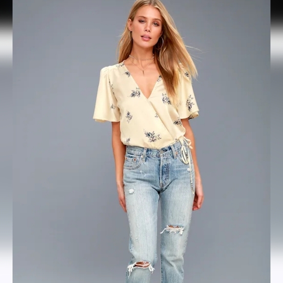 ASTR THE LABLE Hadley Cream with Blue Floral Print Bodysuit Lulus. Size Small - Picture 2 of 14